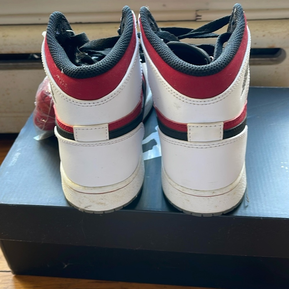 Air Jordan retro 1 sz 4.5 youth 
	•	Colorway: Carmine/white